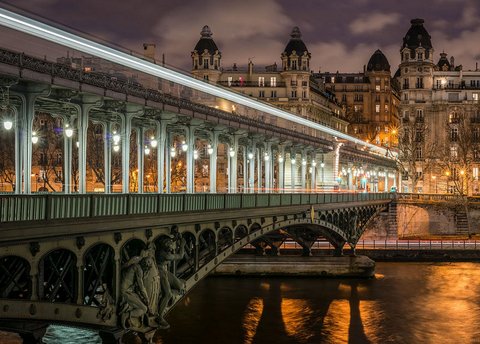 Paris : Bir Hakeim bridge